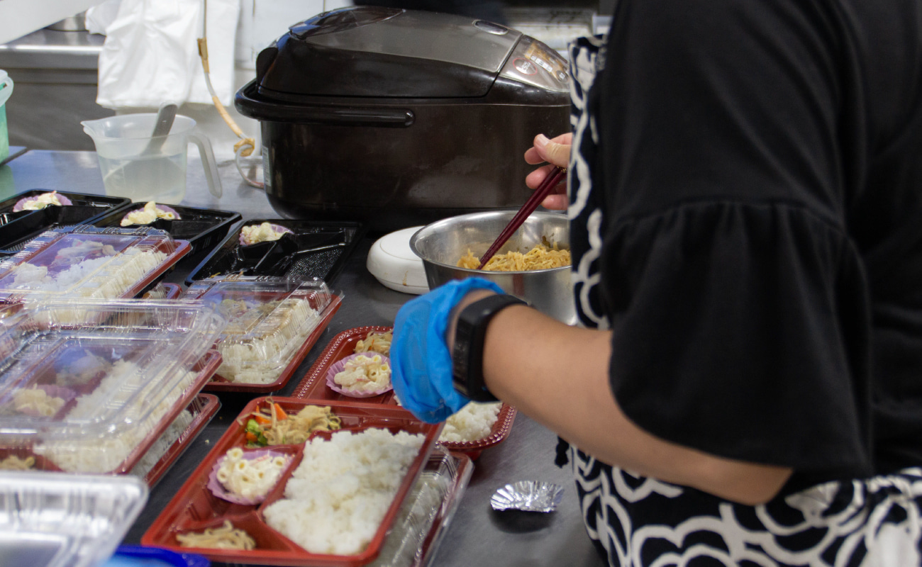 cooking-2 ホープうるまの厨房調理をしている利用者の様子