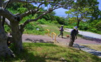 ホープうるまの利用者が公園の草刈り作業をしている様子