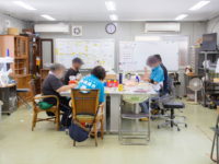 ホープうるまの中にある作業室で利用者が作業をおこなっているの様子