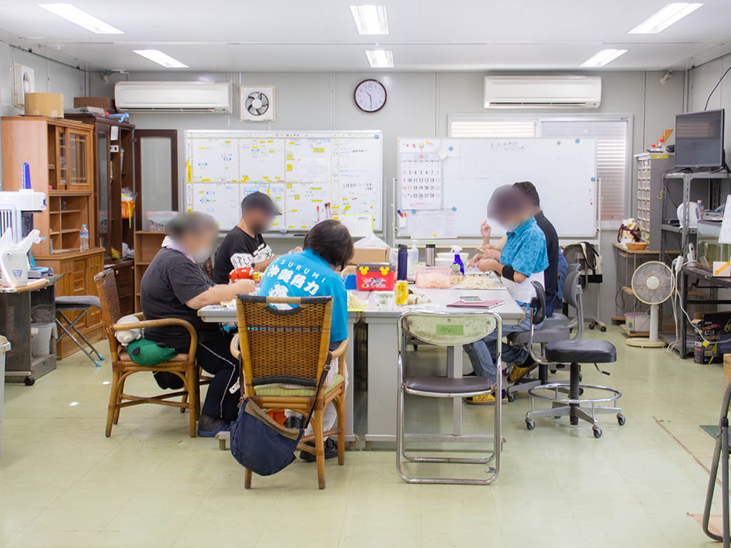 ホープうるまの中にある作業室で利用者が作業をおこなっているの様子