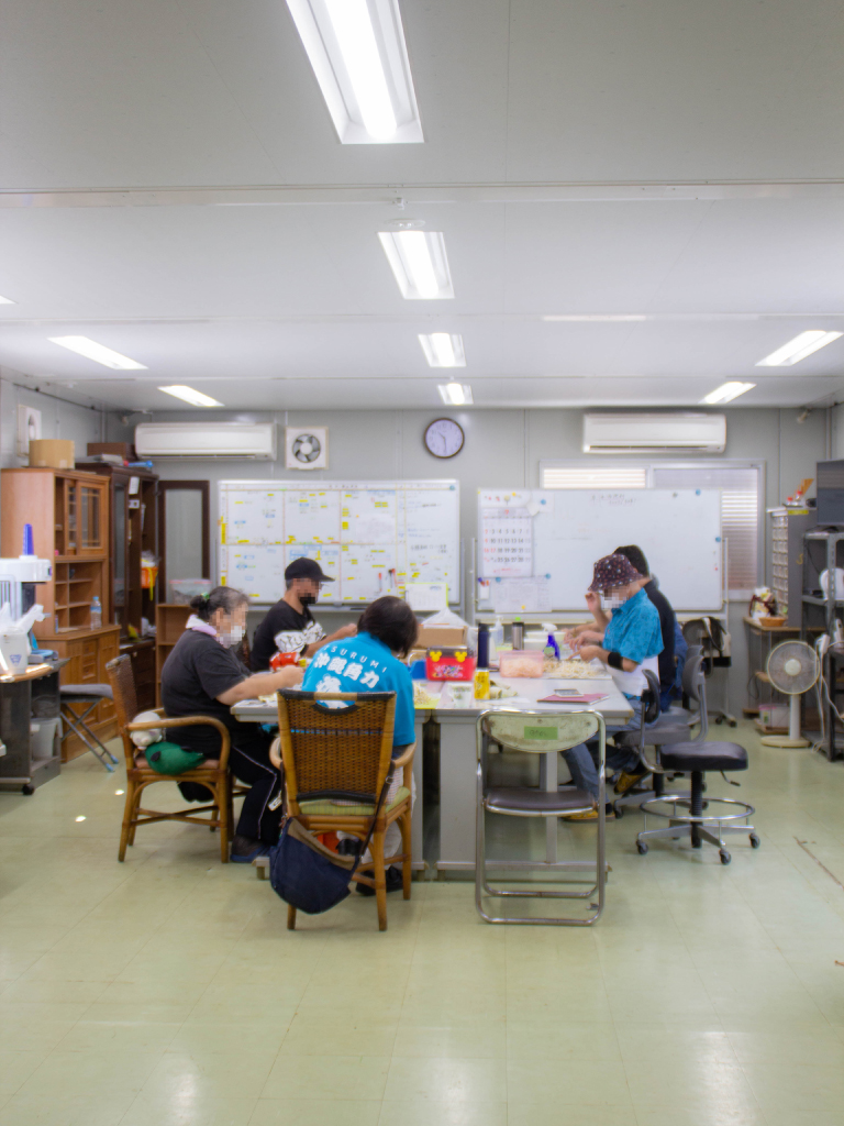 ホープうるまの中にある作業室で利用者が作業をおこなっているの様子
