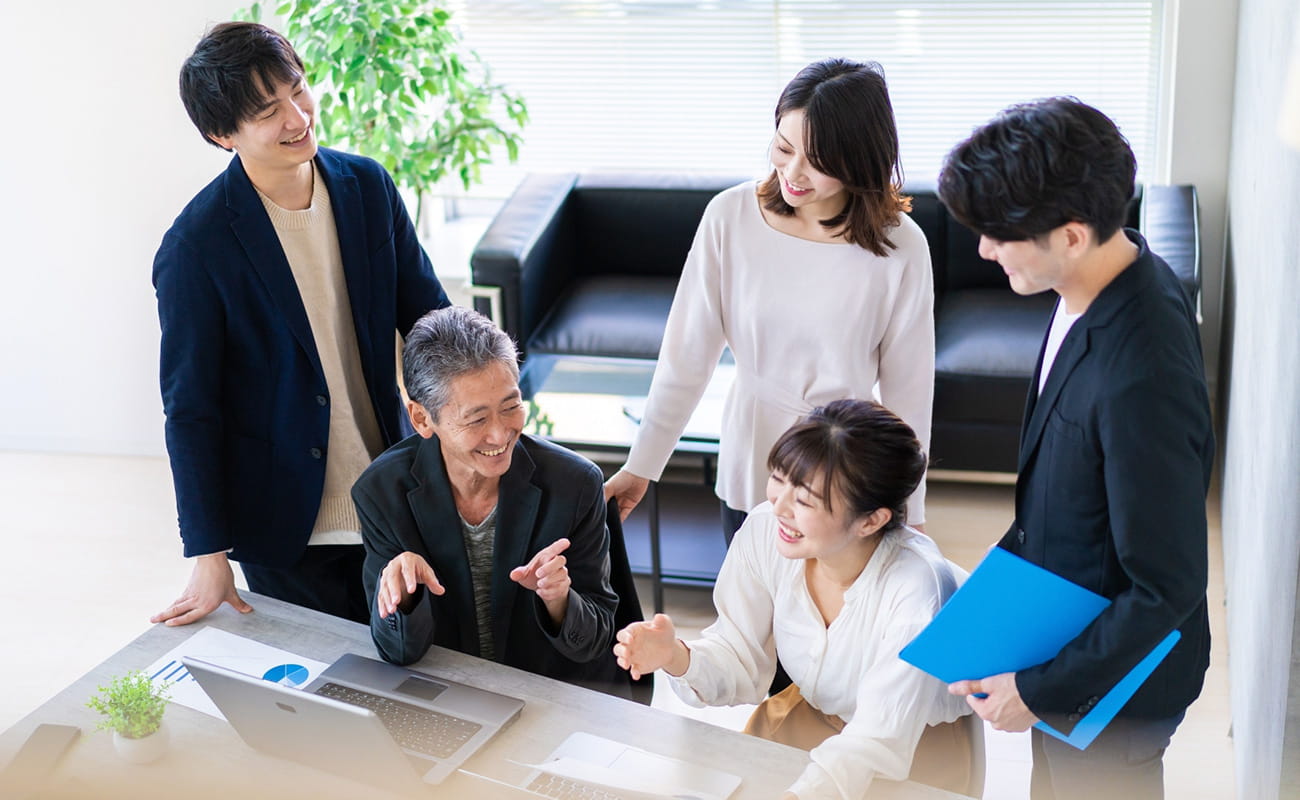 会社の屋内で打合せを行っている様子