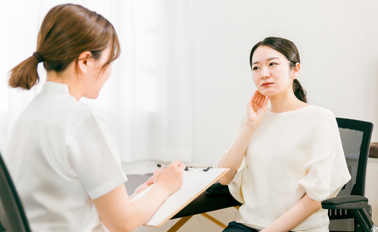 会社の中で面談をおこなっている様子