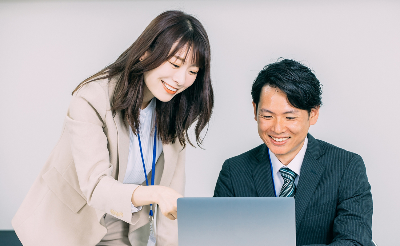 会社の屋内で打合せを行っている様子