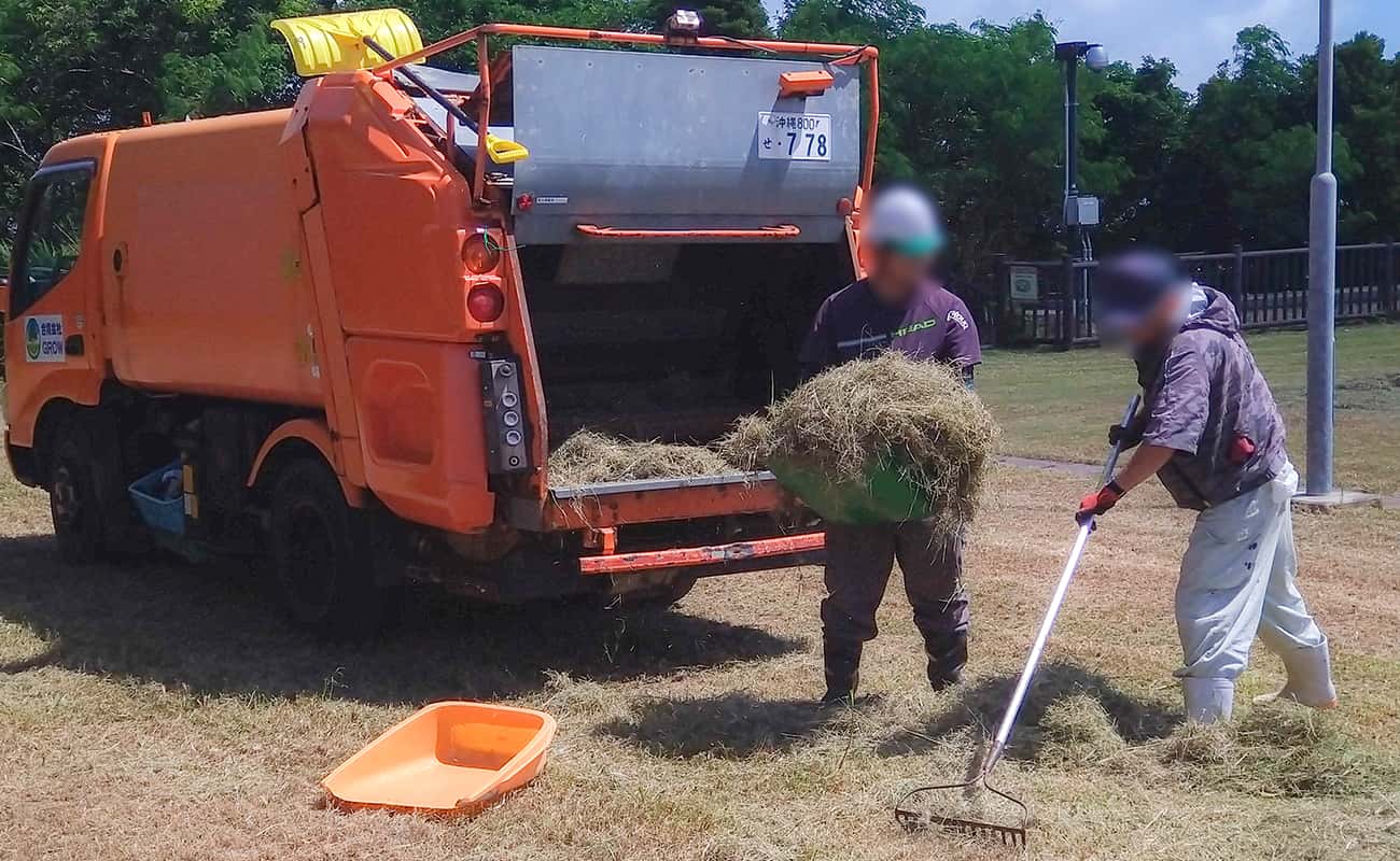 mowing-work-01 ホープうるまの利用者が公園の清掃作業をしている様子