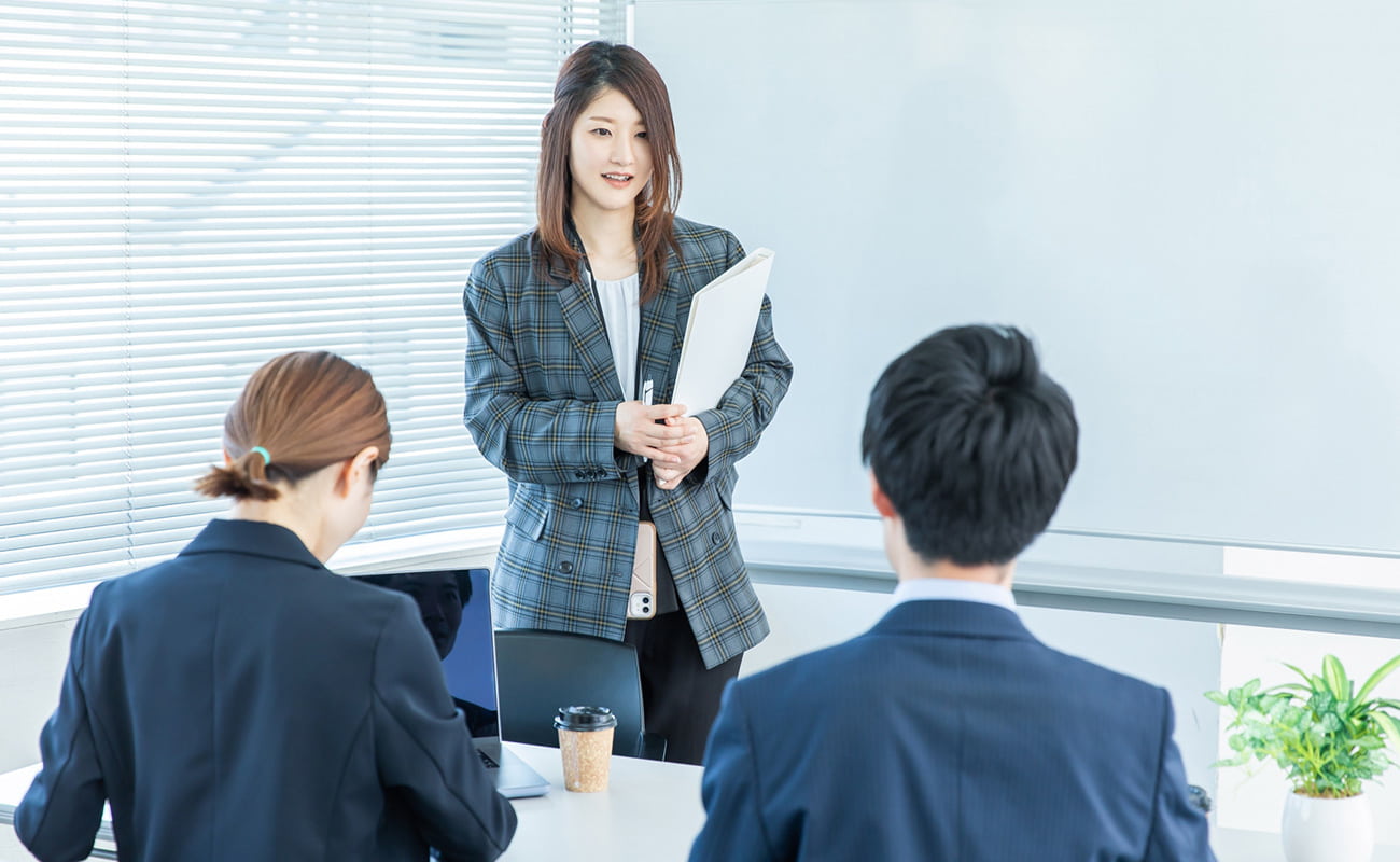 会社の中で社員が研修を受けている様子