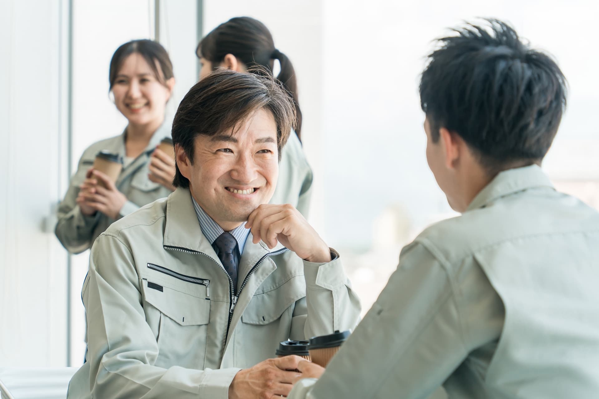 会社で休憩(昼食)を取っている様子